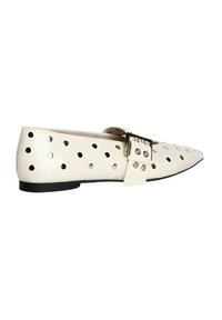 Zapato plano de piel blanca con diseño perforado, punta afilada y gran hebilla de acento en el lateral, con suela negra.