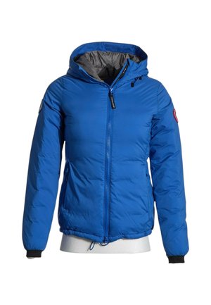 Chaqueta de invierno azul con capucha, aislamiento térmico, cremallera frontal, bolsillos laterales y puños elásticos, mostrada en un torso de maniquí blanco.
