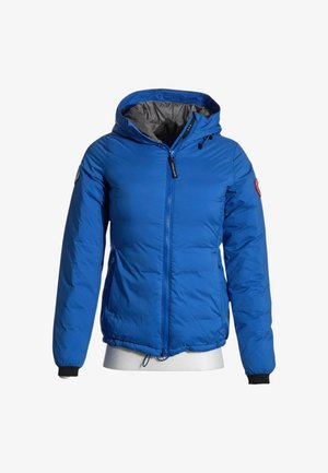 Blaue isolierte Winterjacke mit Kapuze, Frontreißverschluss, Seitentaschen und elastischen Bündchen, gezeigt an einem weißen Schaufenster-Oberkörper.