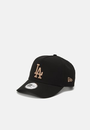 Schwarze Baseballmütze mit einem erhabenen, hellbraunen "LA"-Logo auf der Vorderseite. Mit einem gebogenen Schirm und einem standardmäßigen verstellbaren Riemen.