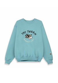 Lichtblauwe sweatshirt met ronde hals met een bijenafbeelding en de tekst "THE SWARM" en "DCSHOECO GRMY" op de voorkant.