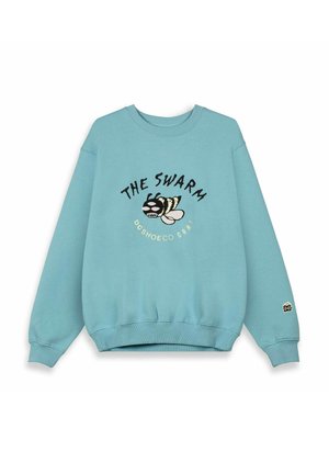 Jasnoniebieski sweatshirt z okrągłym dekoltem z grafiką pszczoły oraz napisem "THE SWARM" i "DCSHOECO GRMY" z przodu.