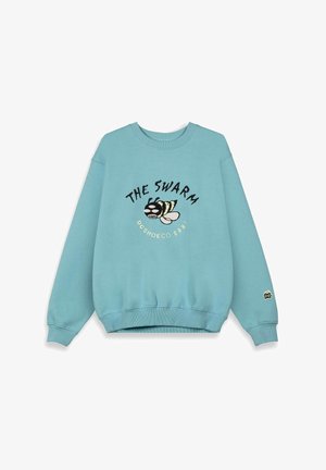 Lichtblauwe sweatshirt met ronde hals met een bijenafbeelding en de tekst "THE SWARM" en "DCSHOECO GRMY" op de voorkant.