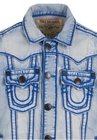 Denim jack met een lichte blauwe wassing, contrasterende donkerblauwe stiksels, twee borstzakken met drukknoopsluitingen en een klassiek kraagontwerp.