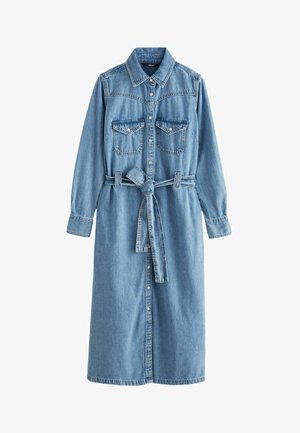 Rochie din denim cu mâneci lungi, guler, închidere cu butoane în față, două buzunare pe piept și o curea legată în talie. Culoare albastru deschis cu un finisaj texturat.