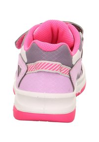 Fioletowe i różowe buty sportowe z teksturowanym wierzchem, wyściełanym kołnierzem, rzepem oraz białą podeszwą środkową i różową podeszwą zewnętrzną.