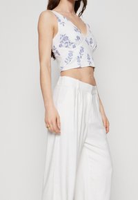 Abercrombie & Fitch Tygbyxor - white