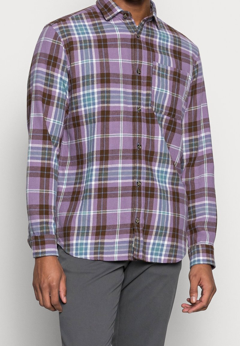 Koszula w kratkę z długim rękawem w kolorach purpurowym, brązowym i turkusowym, z zapinaniem na guziki z przodu, kołnierzykiem i jedną kieszenią na piersi.
