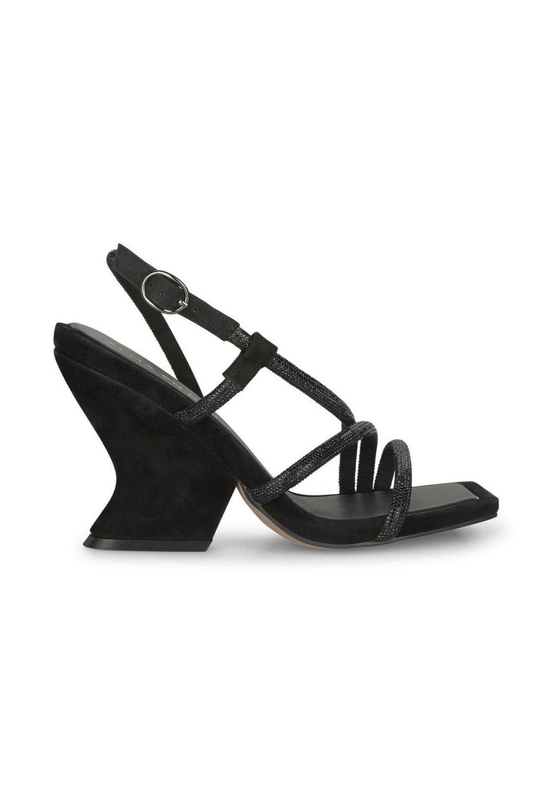 Sandali neri con tacco a zeppa, dal design a strisce, realizzati in suede con dettagli metallici, caratterizzati da una punta quadrata e un tacco a zeppa per maggiore stabilità.