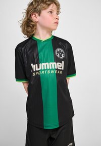 Zwart-groen gestreept sportshirt met een ronde hals, voorzien van het "Hummel Sportswear"-logo en een klein embleem op de borst.