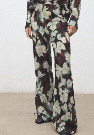 Pantalones de pierna ancha con un patrón floral en tonos de verde, crema y marrón. Fabricados en un tejido ligero con una textura suave.