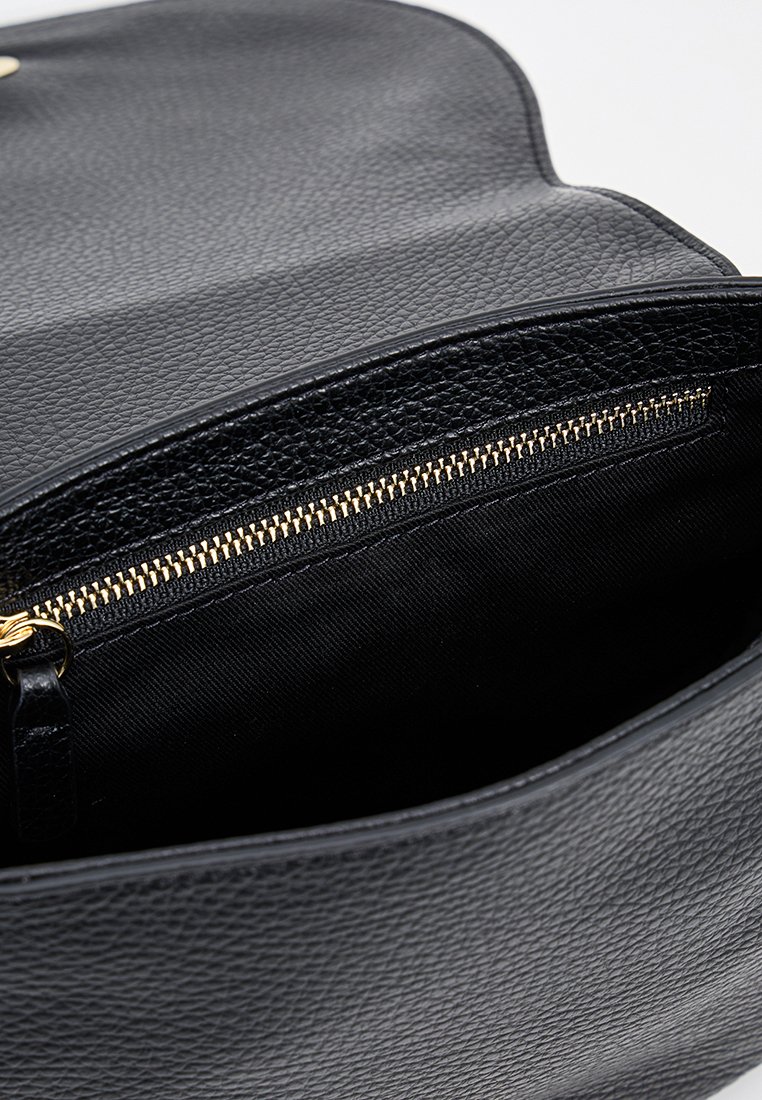 Schwarze Lederhandtasche mit Innenfutter, das eine Reißverschlusstasche mit goldenen Beschlägen, einer strukturierten Oberfläche und einem glatten schwarzen Futter beinhaltet.