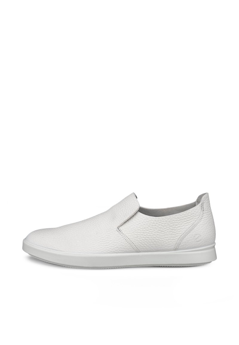 Scarpe bianche senza lacci realizzate in pelle testurizzata, con suola piatta in gomma e design minimalista caratterizzato da dettagli di cucitura discreti.