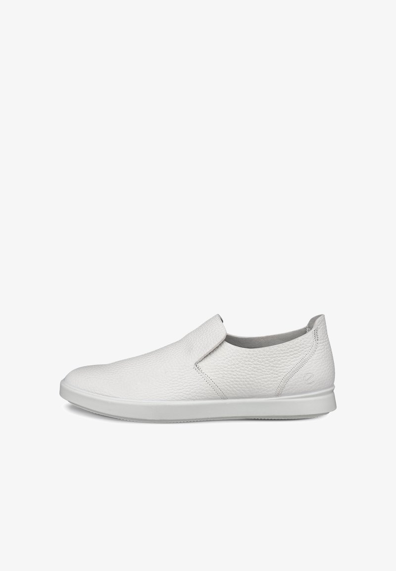Białe wsuwane buty wykonane z teksturowanej skóry, charakteryzujące się płaską gumową podeszwą oraz minimalistycznym designem z delikatnymi detalami przeszyć.
