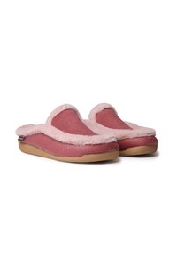Chaussons roses à enfiler avec doublure douce en fourrure et semelles en caoutchouc, présentés de biais sur un fond blanc.