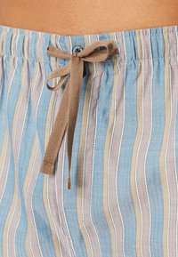Pantaloncini da bagno a righe blu e beige con motivo a spina di pesce, dotati di coulisse marrone e vita elastica.