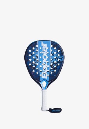 Blå padelracket med et struktureret design, adskillige perforeringer og et hvidt greb. Har "Babolat"-logoet tydeligt vist på ansigtet.