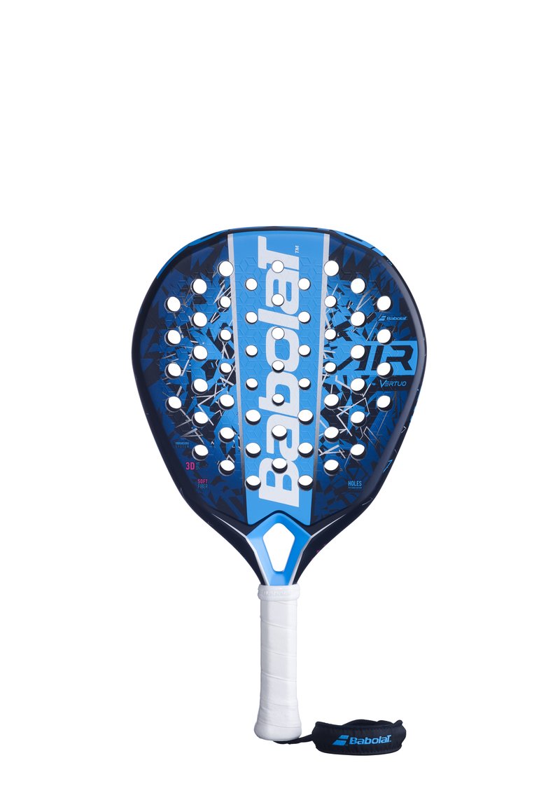Blå padelracket med et struktureret design, adskillige perforeringer og et hvidt greb. Har "Babolat"-logoet tydeligt vist på ansigtet.