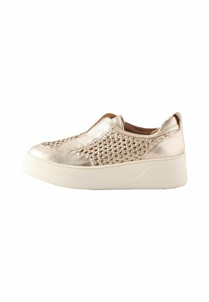 Metalické zlaté slip-on tenisky s tkanou texturou, silnou bílou platformou, hladkými koženými akcenty a zaobleným designem špičky.