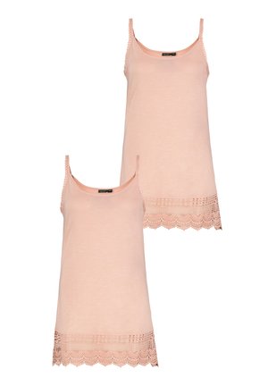 Lichtroze Camisoles met verstelbare bandjes, scalloped kantafwerking aan de zoom en een gladde, zachte stof textuur. Twee stuks tentoongesteld.
