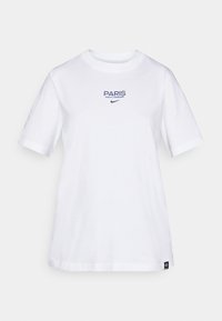 Valkoinen puuvillapaita, jossa on sininen teksti "PARIS SAINT-GERMAIN" ja Niken logo. Klassinen pyöreä pääntie ja lyhyet hihat, rento malli.