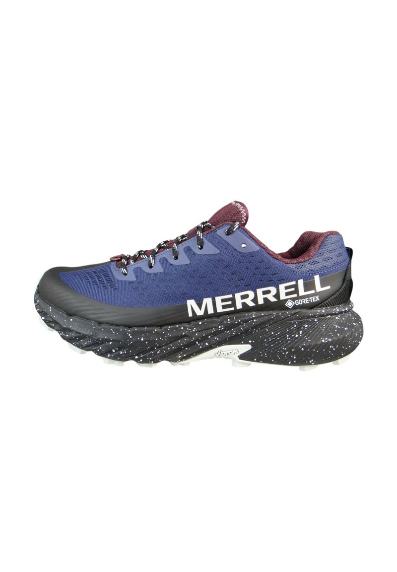 Niebieskie i bordowe buty do biegania w terenie Merrell Gore-Tex z czarną nakrapianą podeszwą Vibram i czarnymi wzorzystymi sznurowadłami, widok z boku.