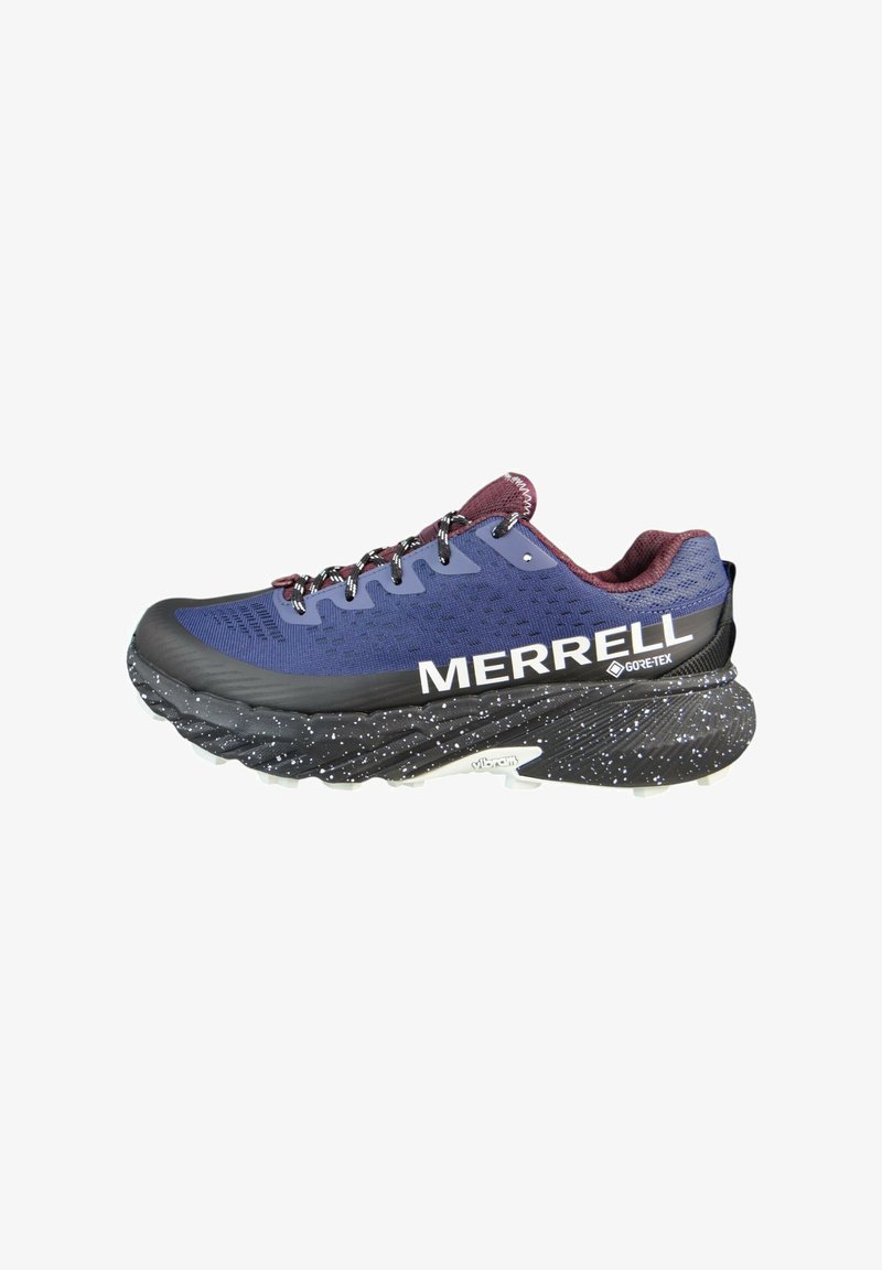 Blaue und kastanienbraune Merrell Gore-Tex Trailrunning-Schuhe mit schwarz gesprenkelter Vibram-Sohle und schwarzen gemusterten Schnürsenkeln, seitliche Ansicht.