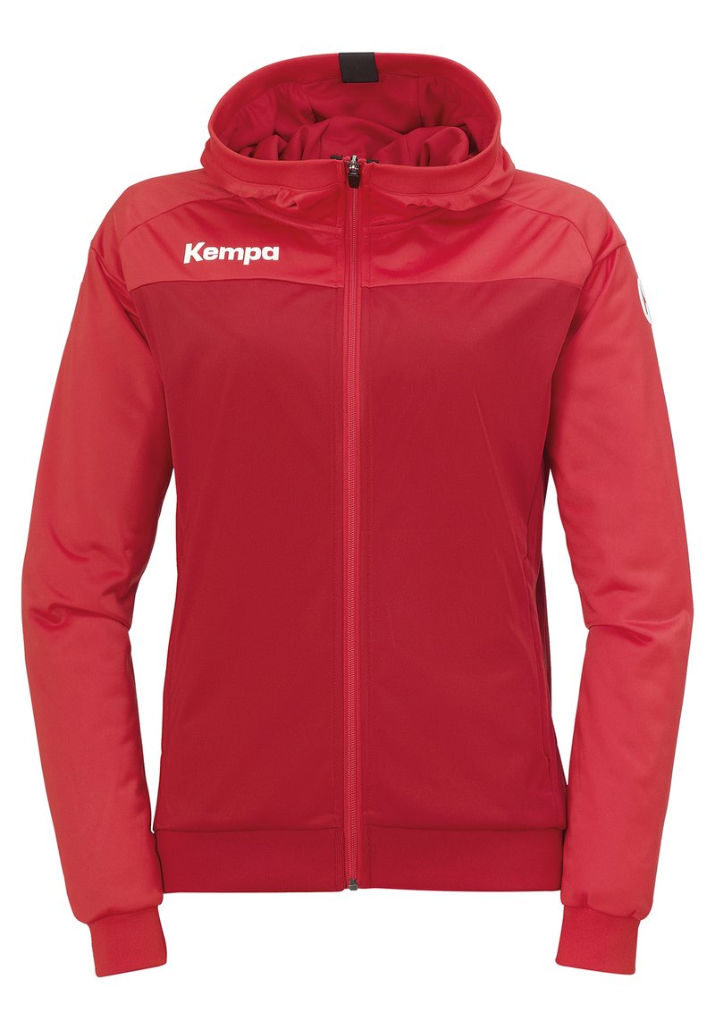 Veste à capuche rouge avec fermeture éclair à l'avant, fabriquée en tissu lisse. Elle présente une partie supérieure contrastante et des poignets en côte aux manches.