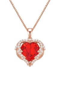Pendente a forma di cuore con una grande pietra rossa sfaccettata, circondata da piccoli diamanti bianchi, montato in oro rosa su una catena.
