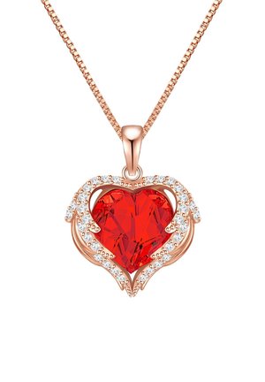 Pendente a forma di cuore con una grande pietra rossa sfaccettata, circondata da piccoli diamanti bianchi, montato in oro rosa su una catena.
