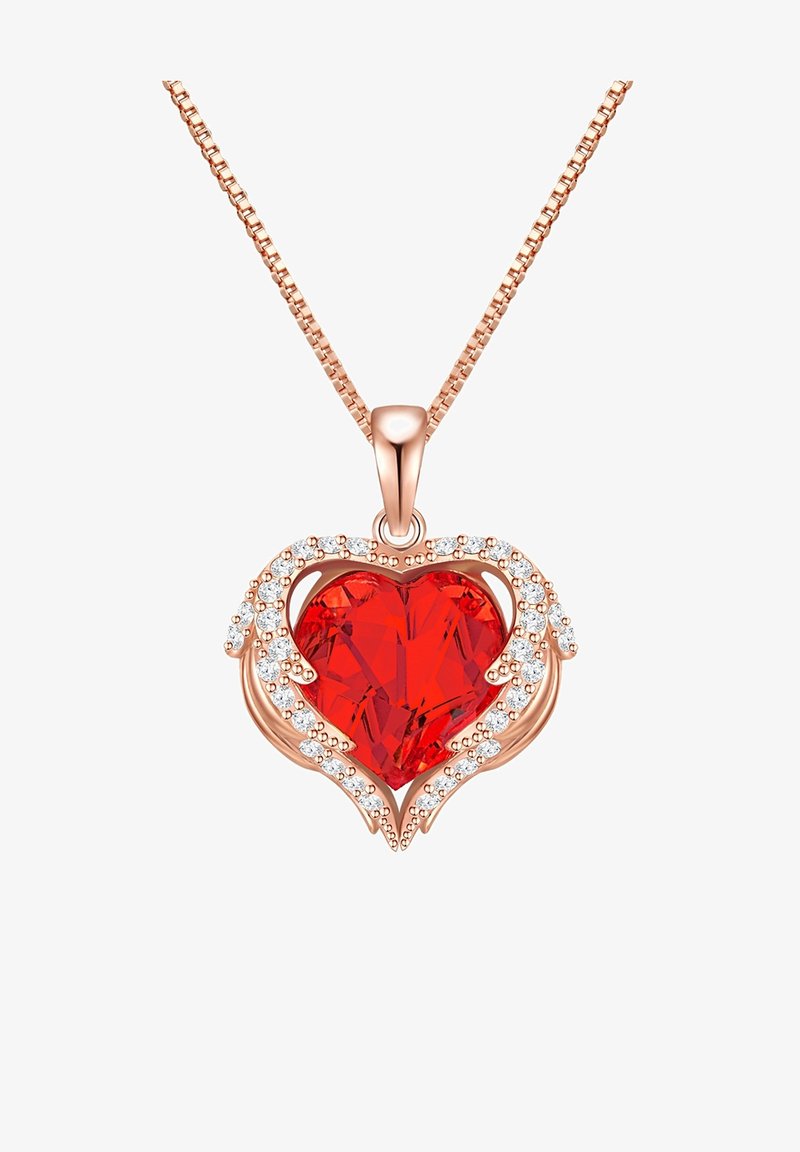 Hjerteformet vedhæng med en stor, facetteret rød ædelsten, omgivet af små hvide sten, sat i rosaguld metal på en kæde.
