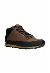 Botte de randonnée marron et noire avec lacets noirs, œillets métalliques, semelle épaisse à crampons et doublure intérieure douce, orientée vers la gauche sur fond blanc.