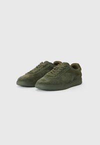 Sneakers verzi din suede, cu profil jos, vârf rotund și șireturi. Prezentă panouri texturate și talpă din cauciuc asortată.