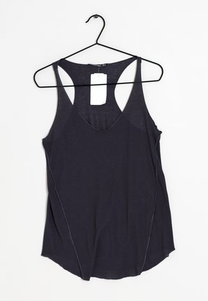 Donkergrijze tanktop met een V-hals, racerback ontwerp en een gladde, lichte stof. Voorzien van een label dat aan de halslijn is bevestigd.