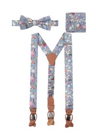 Blau mit floralen Mustern versehene Hosenträger aus weichem Stoff, mit braunen Lederakzenten und verstellbaren Clips, begleitet von einer passenden Fliege und einem Taschentuch.