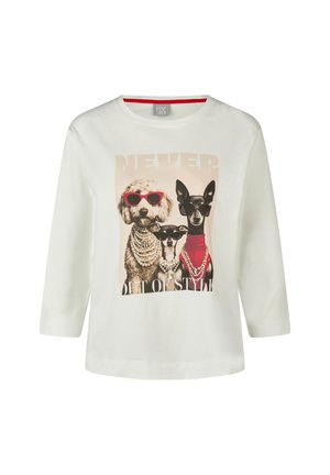 Weißes Langarmhemd mit einer Grafik von drei Hunden, die Sonnenbrillen und Perlenketten tragen, mit dem Text "Never Out of Style."