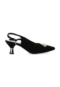 Černá semišová slingback obuv s špičatou špičkou, kovovým akcentem na podpatku a kruhovým zlatým detailem na svrchní části.
