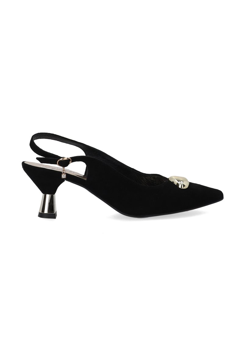 Černá semišová slingback obuv s špičatou špičkou, kovovým akcentem na podpatku a kruhovým zlatým detailem na svrchní části.