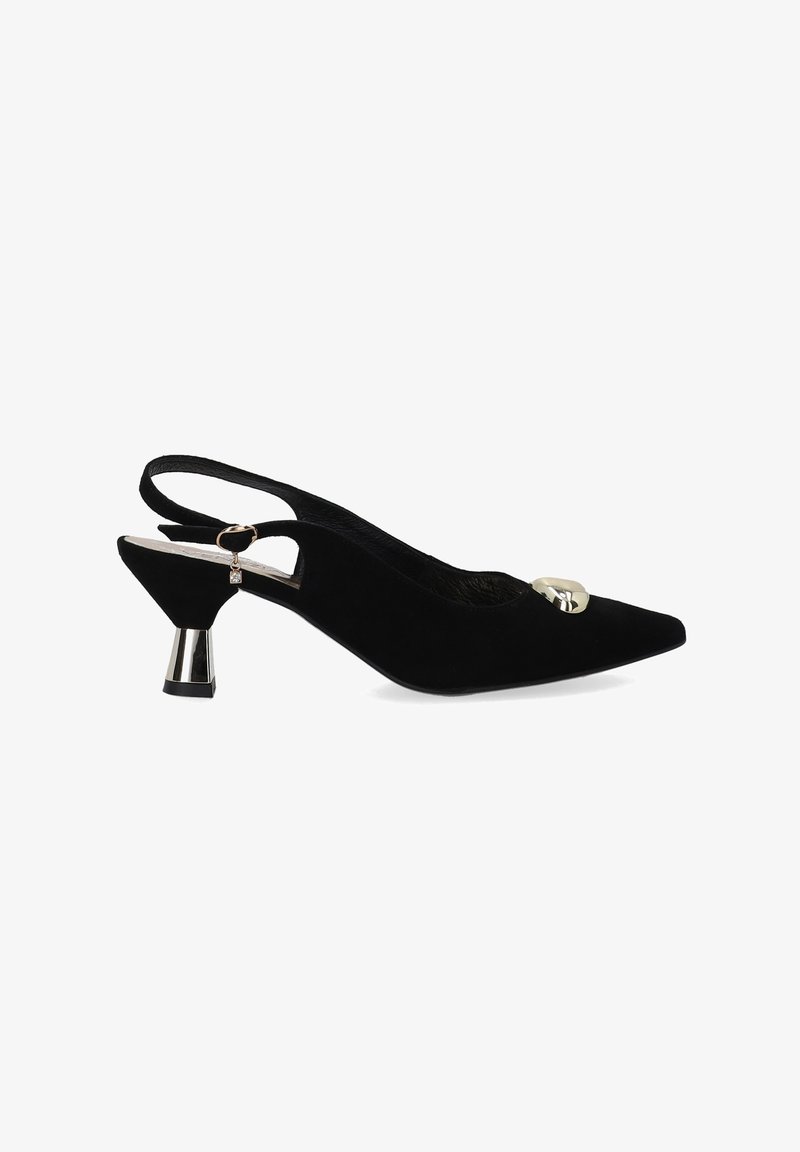 Černá semišová slingback obuv s špičatou špičkou, kovovým akcentem na podpatku a kruhovým zlatým detailem na svrchní části.