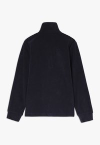 Sudadera de polar azul marino con cuello alto, mangas largas y una textura suave. Diseño simple sin logotipos ni patrones visibles.