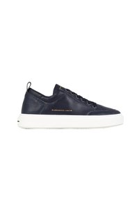 Sneakers in pelle blu navy con dettagli in logo dorato, suola in gomma bianca, punta rotonda e design con lacci. Presenta un'etichetta sul tallone per un facile indossamento.
