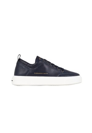 Sneakers in pelle blu navy con dettagli in logo dorato, suola in gomma bianca, punta rotonda e design con lacci. Presenta un'etichetta sul tallone per un facile indossamento.