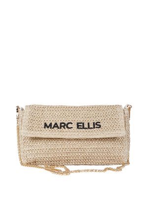 Pochette beige intrecciata con logo nero "MARC ELLIS" sulla patta e una sottile catenella dorata.