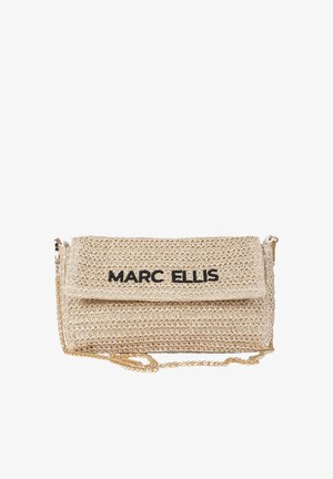 Pochette tissée beige avec logo noir "MARC ELLIS" sur le rabat et une fine chaîne dorée.