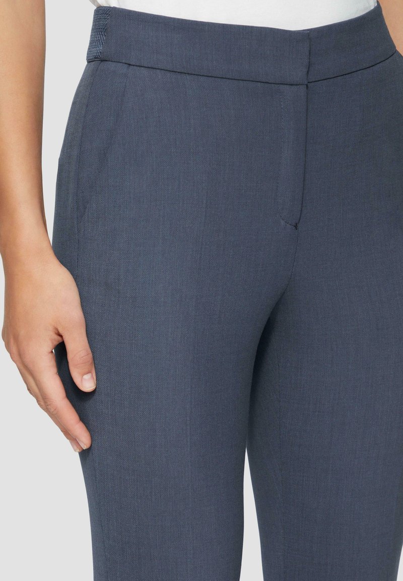 s.Oliver BLACK LABEL CIGARETTE AVEC CEINTURE ÉLASTIQUE - Chino -  dunkelblau/bleu clair chiné