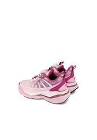 Zapatillas deportivas rosas con una parte superior de malla ligera, un sistema de cordones prominente y una suela de goma estratificada con acentos texturizados.