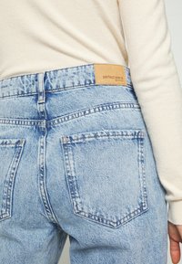 Gina Tricot Petite DAGNY MOM - Calças de ganga de perna direita - sea blue destroy