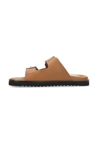 Bruine leren slidesandalen met open teen, gebogen ontwerp en een zwarte rubberen zool met een gegolfde rand. Metaalen accenten op de banden.