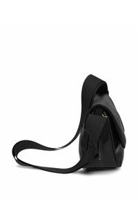Borsa in pelle nera con una texture liscia, tracolla nera regolabile, chiusura con zip e un design strutturato. Presenta un branding minimalista.