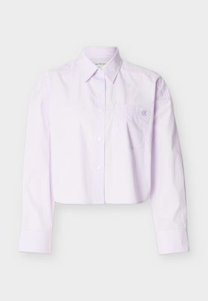 Krótka, fioletowa koszula na guziki z długimi rękawami, spiczastym kołnierzykiem, kieszenią na piersi oraz subtelnym haftem logo na kieszeni.